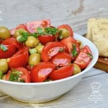 Салат с помидорами и оливками