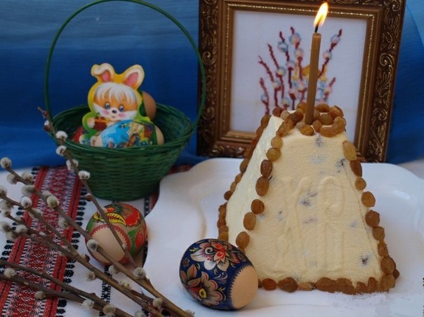 Пасха творожная с изюмом.