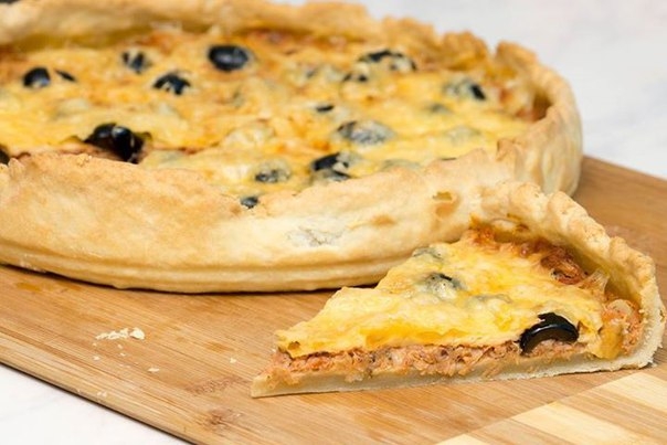 Киш с тунцом, томатами и оливками