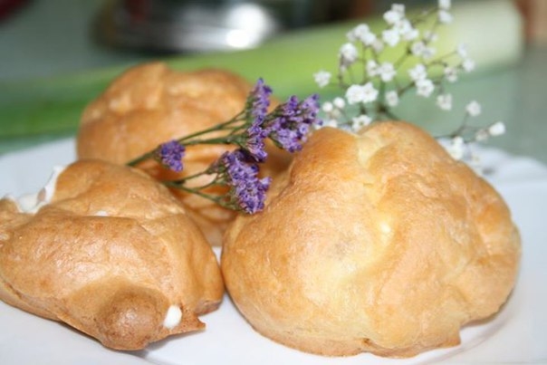 На Профитроли не тянет-великоваты,по-этому назову так:Пирожные из заварного теста с кремом. На 16 шт