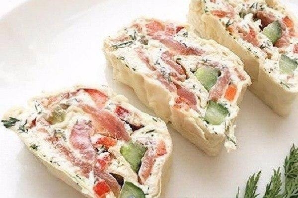 Рулет с творогом и семгой (без запекания): отличный вариант перекуса!