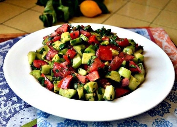 Израильский салат с мятой (веганский) Израильский салат с мятой (веганский)