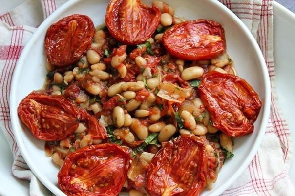 Теплый салат из белой фасоли и томатов (веганский) Теплый салат из белой фасоли и томатов (веганский)