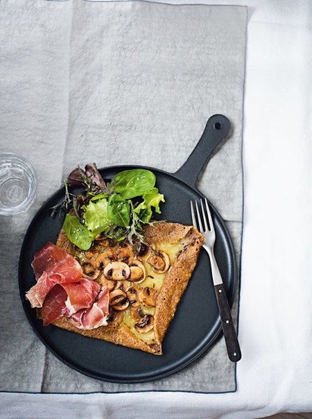 ь бретонские галеты с сытной начинкой из грибов и ветчины