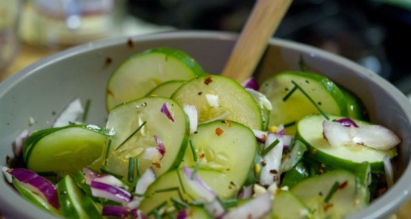 Салат с огурцом и красным луком Салат с огурцом и красным луком