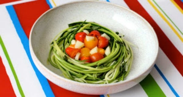 Салат Капрезе с лапшой из цуккини Салат Капрезе с лапшой из цуккини