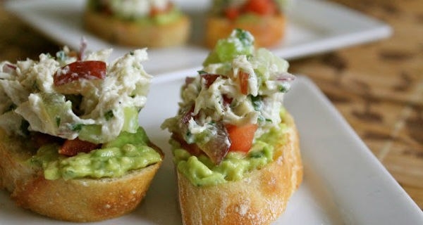 Куриный салат на гренке Куриный салат на гренке