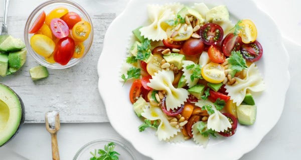 Салат с авокадо и пастой Салат с авокадо и пастой