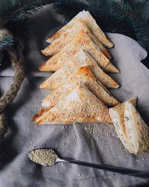 Треугольники с брынзой и зеленью