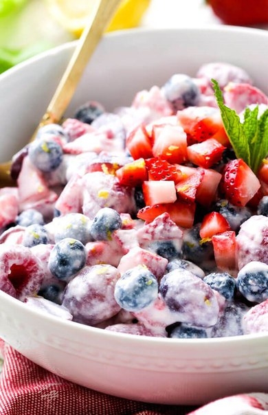 Салат с ягодами под соусом с маскарпоне