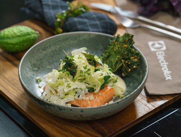 Лосось с пюре из цветной капусты и кейл Лосось с пюре из цветной капусты и кейл