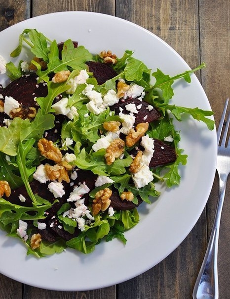 Легкий салат с рукколой и свеклой