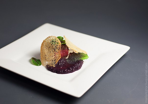 ГОВЯДИНА С ПЮРЕ ИЗ КРАСНОЙ КАПУСТЫ.