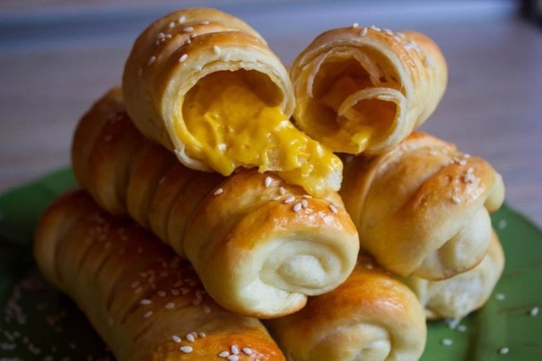 Рецепт сырных булочек с кунжутом. Идеально взять с собой на дачу.