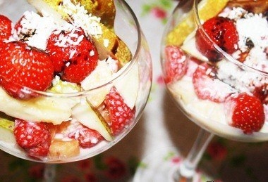 Фруктово-ягодный салат "Летний день" со сметанно-медовой заправкой