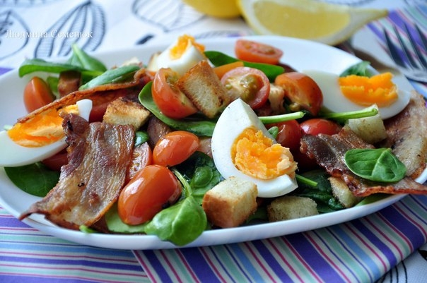 Теплый салат с беконом и шпинатом Теплый салат с беконом и шпинатом