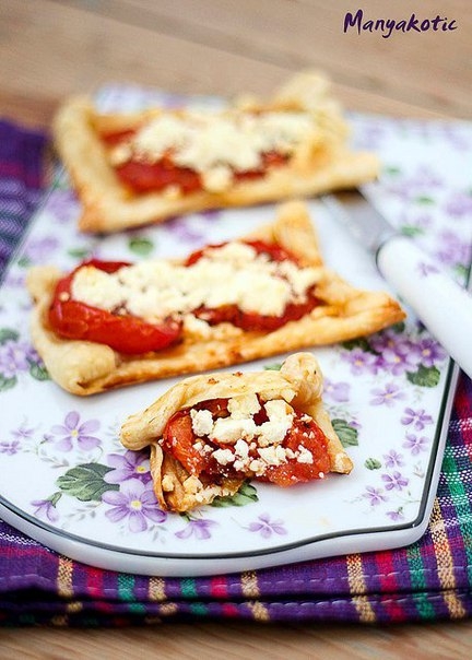 Маленькие тарты с запеченными томатами козьим сыром Маленькие тарты с запеченными томатами козьим сыром