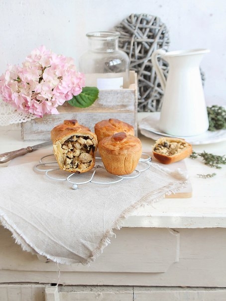 Порционные пироги с начинкой из курицы, грибов, сыра и прованских трав Порционные пироги с начинкой из курицы, грибов, сыра и прованских трав