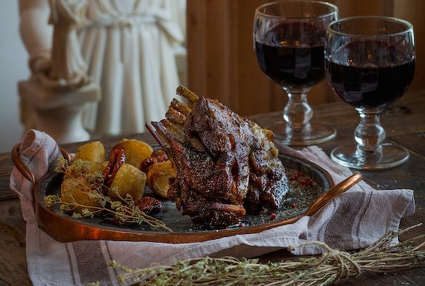 Запеченный ягненок с травами