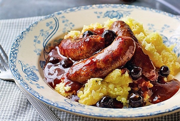 Свиные колбаски с пюре и ягодным соусом