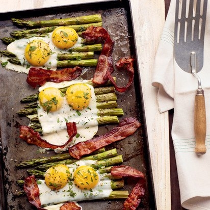Яичница с беконом и спаржей