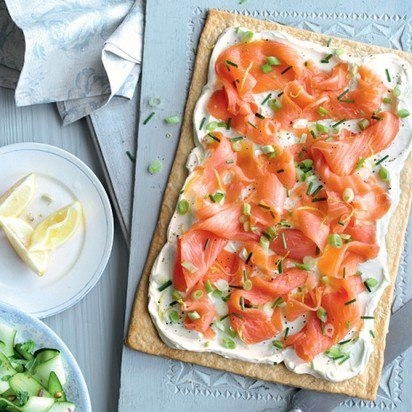 Закусочный пирог с копченой семгой