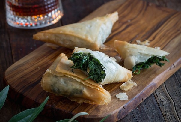 Пирожки из теста фило со шпинатом и фетой