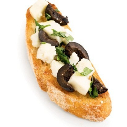 Брускетта с сыром фета и оливками