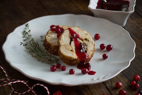 Рулет из индейки с черносливом Рулет из индейки с черносливом