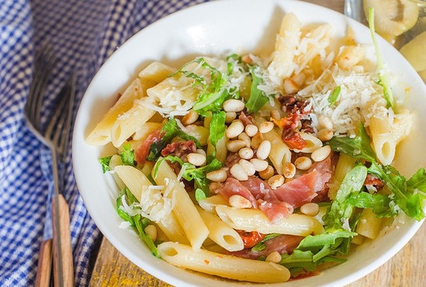 Пенне с вялеными томатами, пармской ветчиной и пармезаном Пенне с вялеными томатами, пармской ветчиной и пармезаном