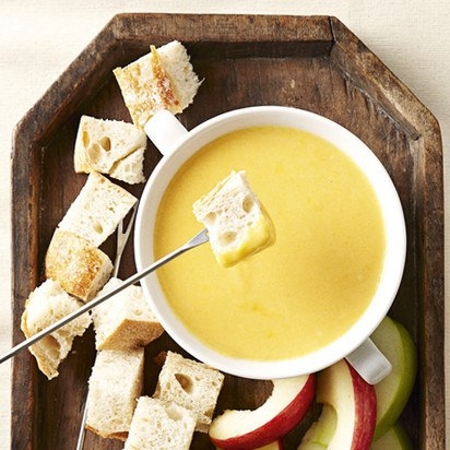 Фондю с пивом и сыром чеддер Фондю с пивом и сыром чеддер