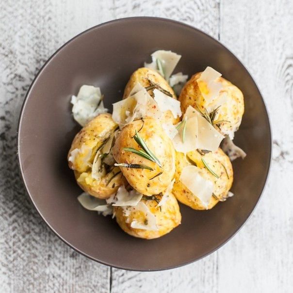 КАРТОФЕЛЬ С РОЗМАРИНОМ И ПАРМЕЗАНОМ КАРТОФЕЛЬ С РОЗМАРИНОМ И ПАРМЕЗАНОМ