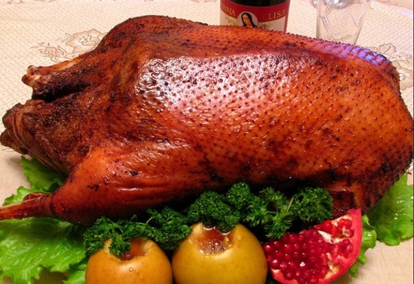 Гусь с фруктово-ромовой начинкой Гусь с фруктово-ромовой начинкой