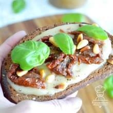 Тартины с вялеными томатами Тартины с вялеными томатами