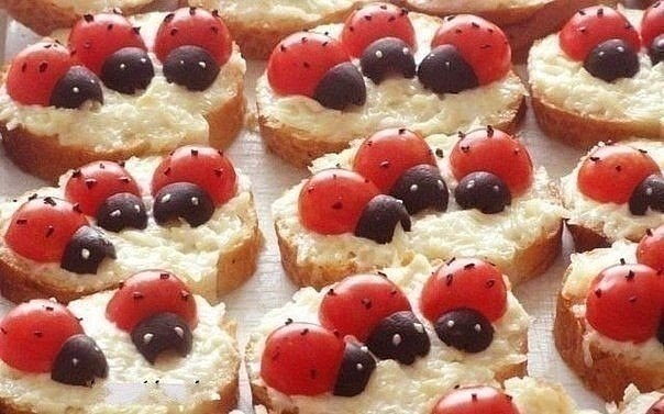 СЫРНЫЕ БУТЕРБРОДЫ С БОЖЬЕЙ КОРОВКОЙ СЫРНЫЕ БУТЕРБРОДЫ С БОЖЬЕЙ КОРОВКОЙ