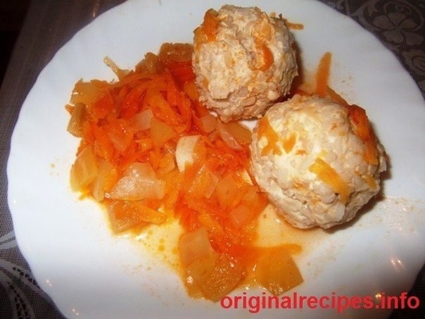 Фрикадельки из куриного фарша, тушенные с овощами Фрикадельки из куриного фарша, тушенные с овощами