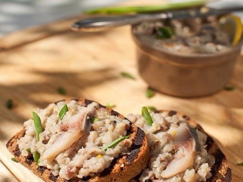 Закуска с сельдью и черным хлебом Закуска с сельдью и черным хлебом