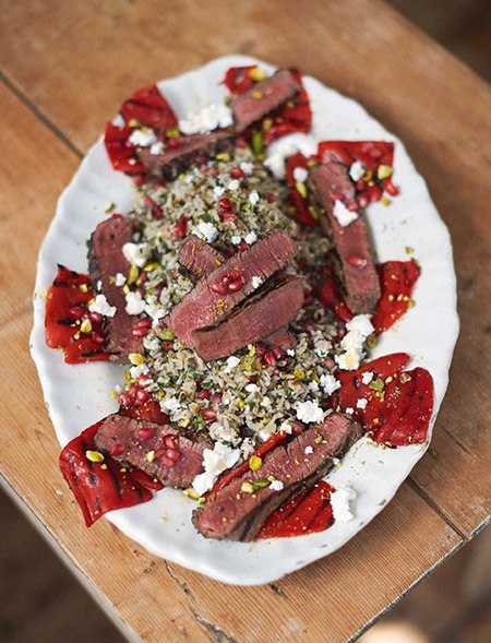 Стейк и перцы на гриле, салат табуле с рисом и травами Стейк и перцы на гриле, салат табуле с рисом и травами