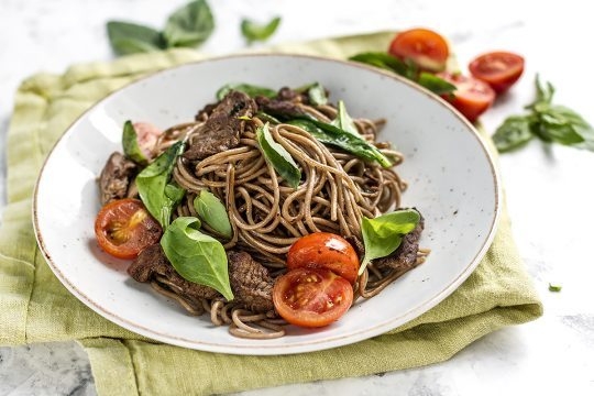 Говядина с гречневой лапшой и базиликом Говядина с гречневой лапшой и базиликом