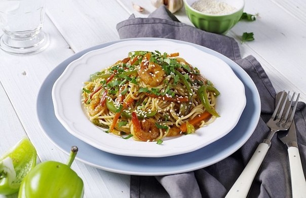 Теплый салат с креветками и кунжутом Теплый салат с креветками и кунжутом