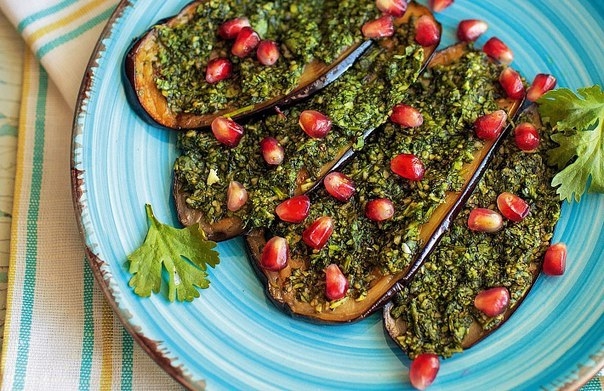 Жареные баклажаны с кинзой и зернами граната Жареные баклажаны с кинзой и зернами граната