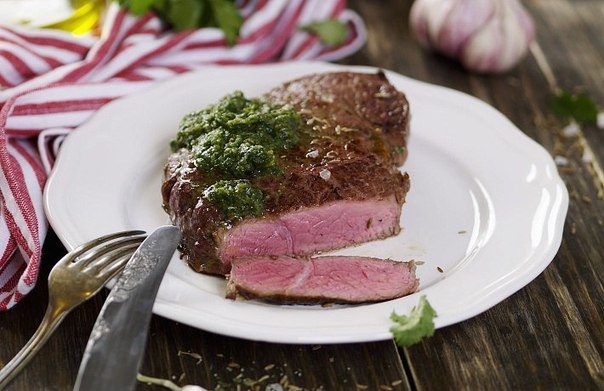 Стейк с соусом чимичурри Стейк с соусом чимичурри