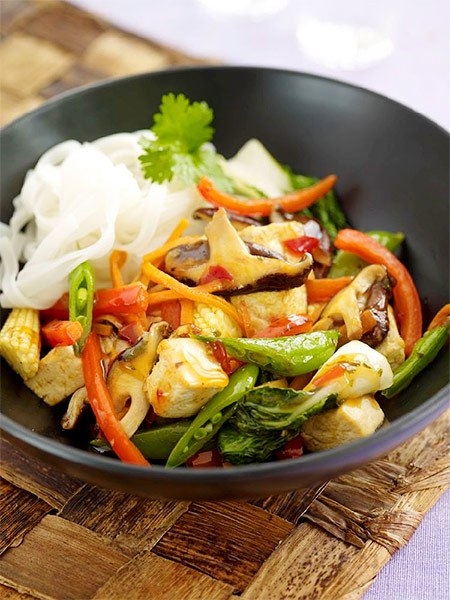 Рисовая лапша с тофу и овощами, приготовленными на воке Рисовая лапша с тофу и овощами, приготовленными на воке