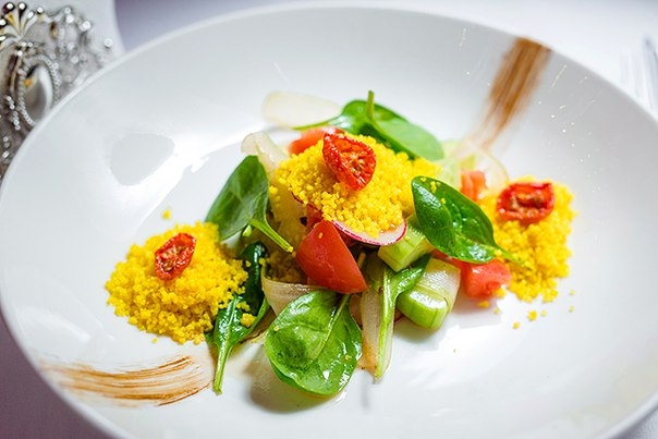 Салат из кускуса и сельдерея с горчично-цитрусовой заправкой Салат из кускуса и сельдерея с горчично-цитрусовой заправкой