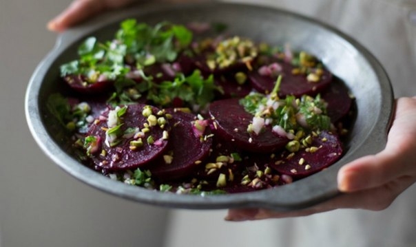 Запеченная свекла с фисташками, травами и цедрой апельсина. Запеченная свекла с фисташками, травами и цедрой апельсина.