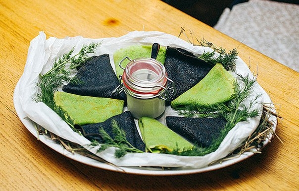 Микс из шпинатных и черных блинов Микс из шпинатных и черных блинов