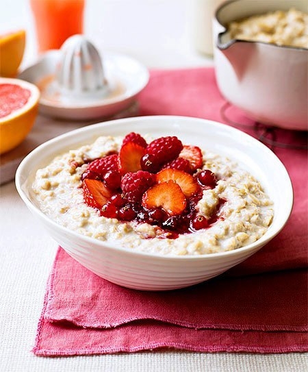 Овсяная каша с фруктами и орехами Овсяная каша с фруктами и орехами