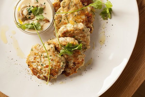 куриные оладьи с грибным соусом куриные оладьи с грибным соусом