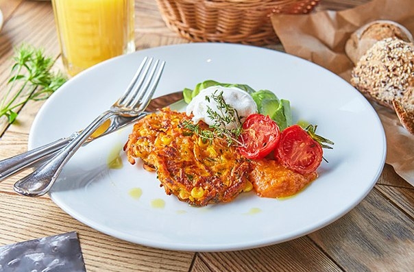 драники с кукурузой и яйцом-пашот драники с кукурузой и яйцом-пашот