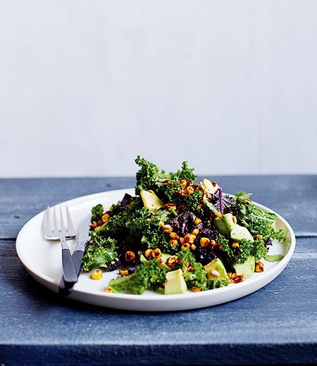 Салат с кукурузой, авокадо и капустой кейл Салат с кукурузой, авокадо и капустой кейл